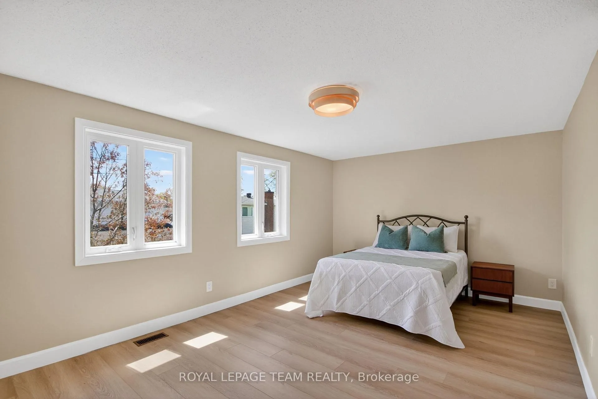 Photo 15 of 39 Saxton Private, Ottawa, Redwood Park — HOMEH