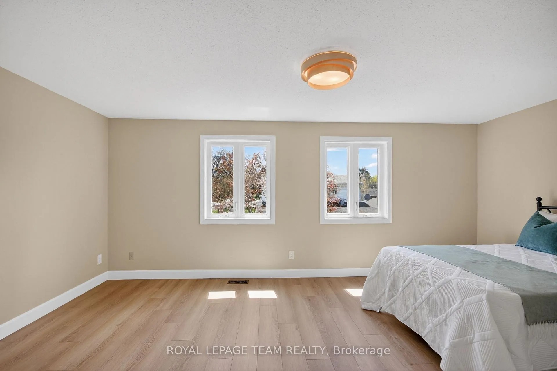 Photo 16 of 39 Saxton Private, Ottawa, Redwood Park — HOMEH