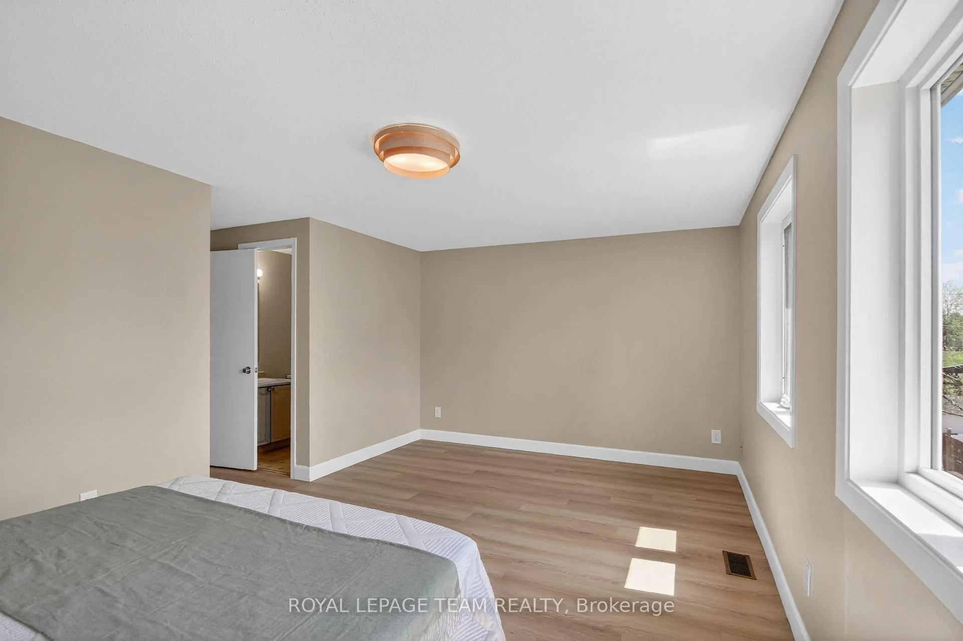 Photo 17 of 39 Saxton Private, Ottawa, Redwood Park — HOMEH