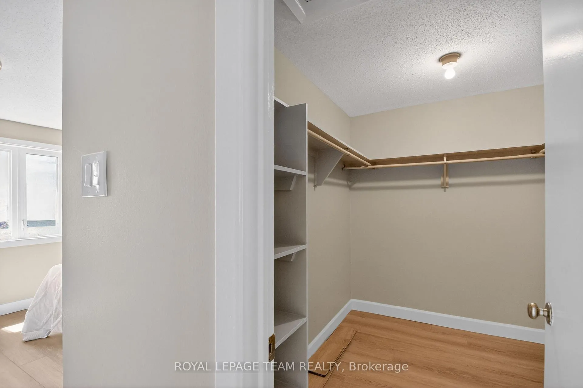 Photo 18 of 39 Saxton Private, Ottawa, Redwood Park — HOMEH