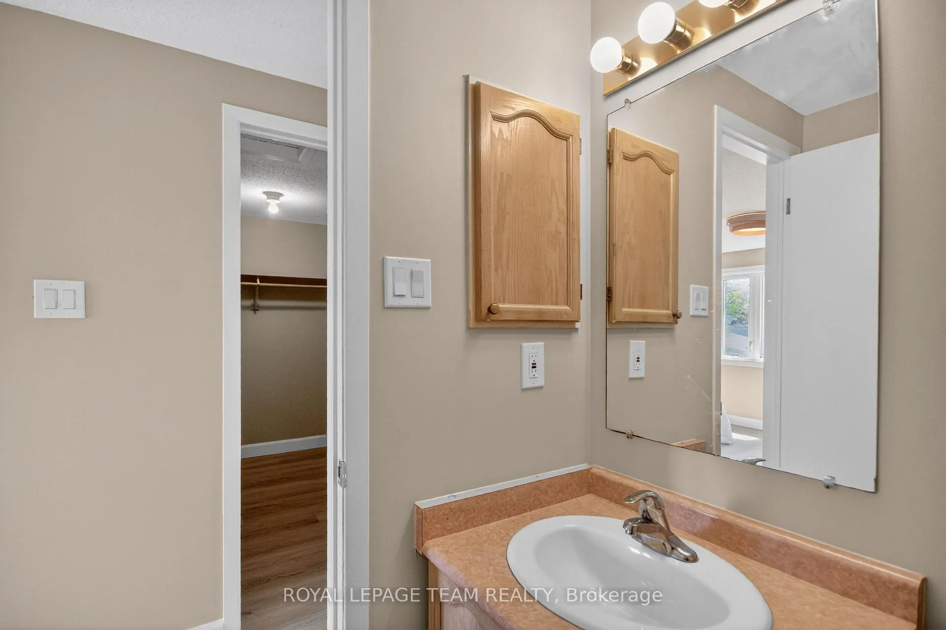 Photo 19 of 39 Saxton Private, Ottawa, Redwood Park — HOMEH