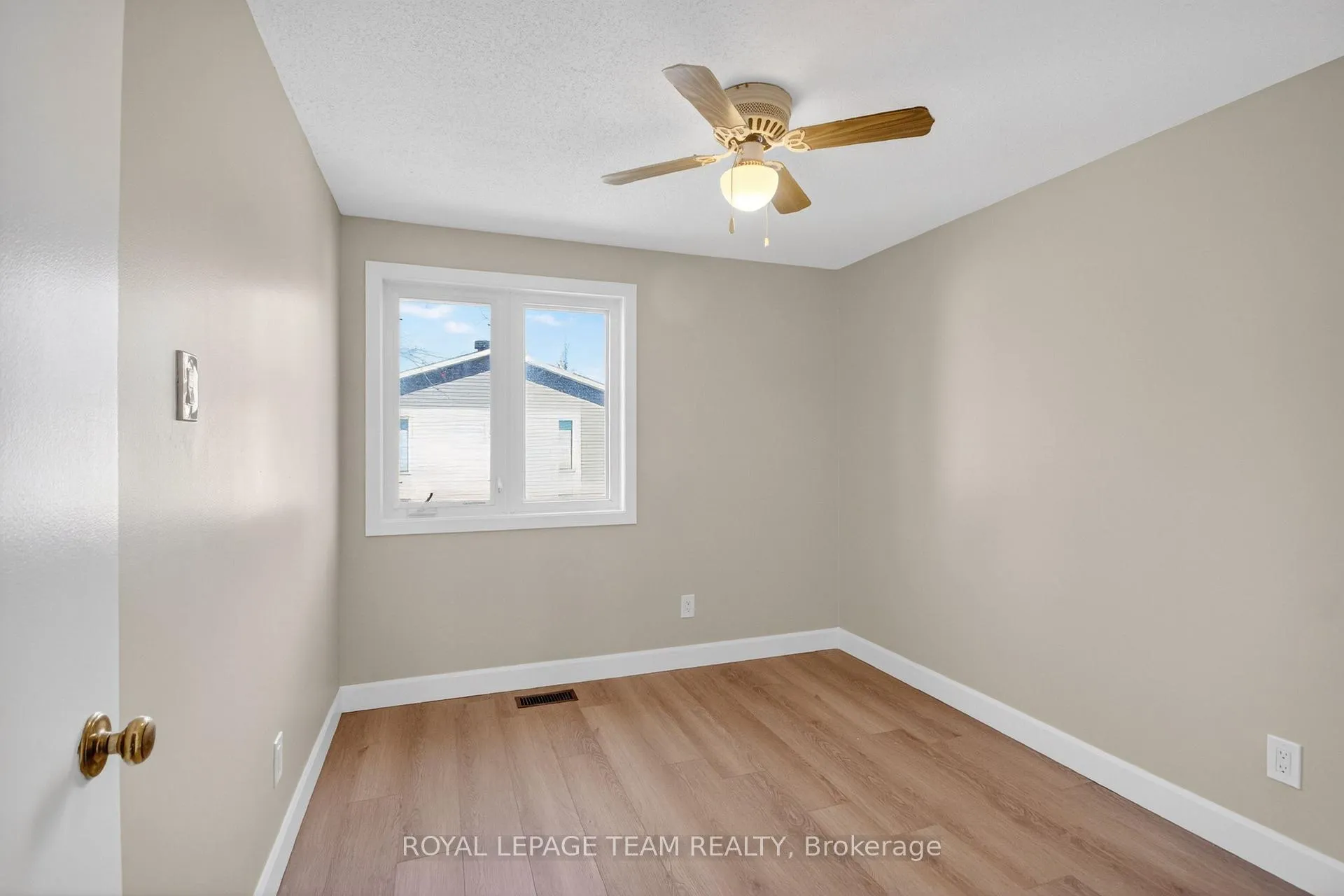 Photo 22 of 39 Saxton Private, Ottawa, Redwood Park — HOMEH