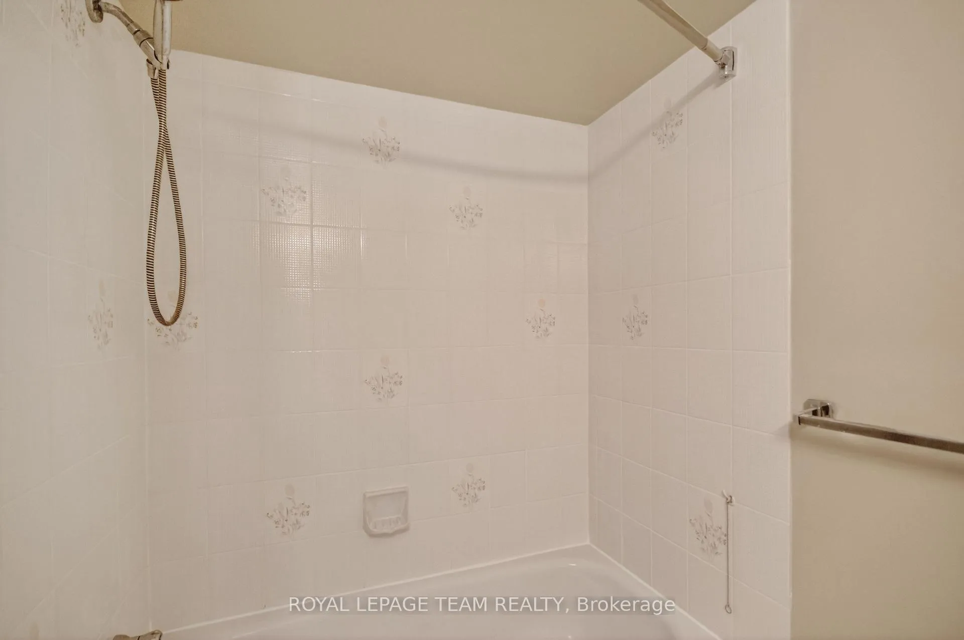Photo 24 of 39 Saxton Private, Ottawa, Redwood Park — HOMEH