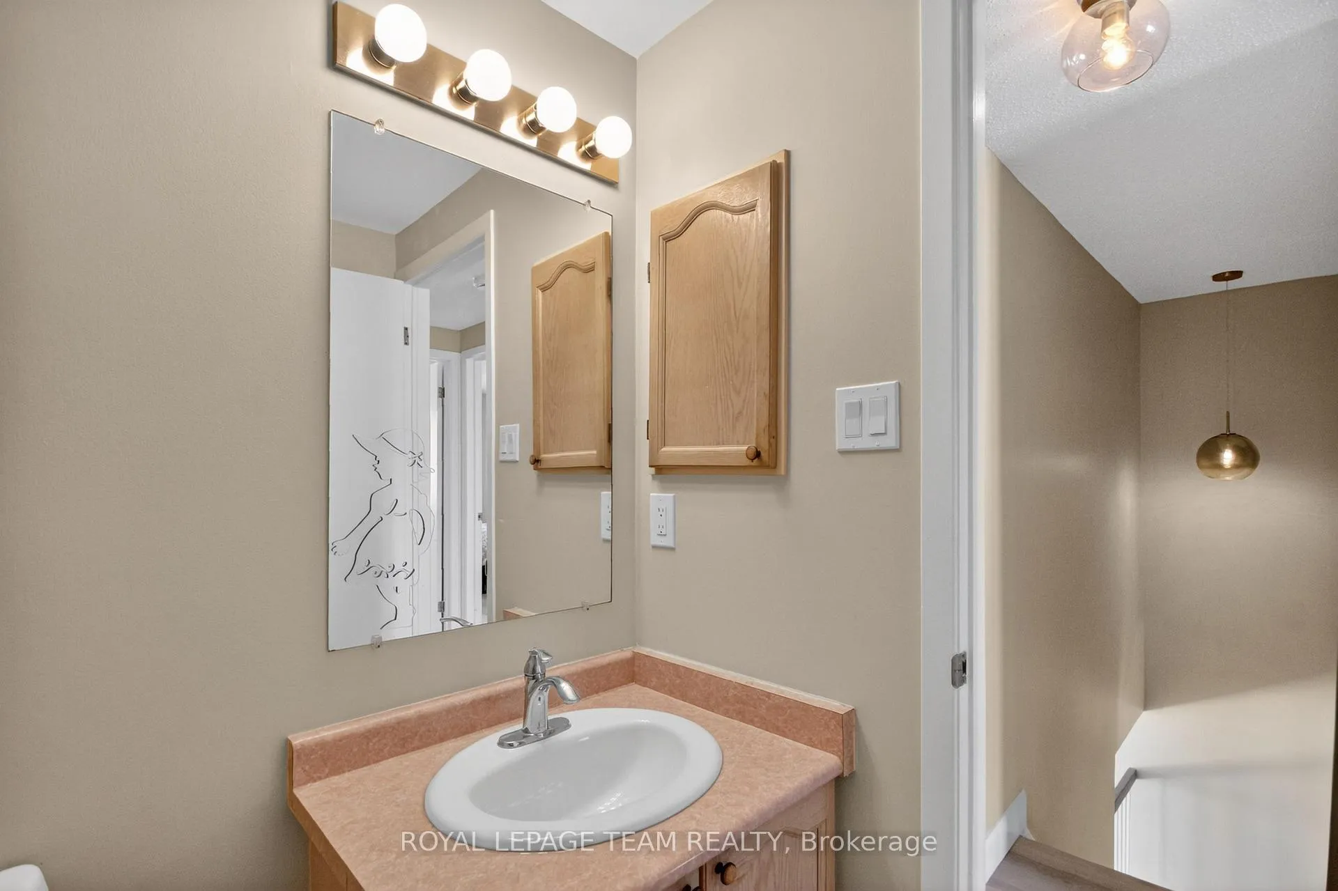 Photo 25 of 39 Saxton Private, Ottawa, Redwood Park — HOMEH