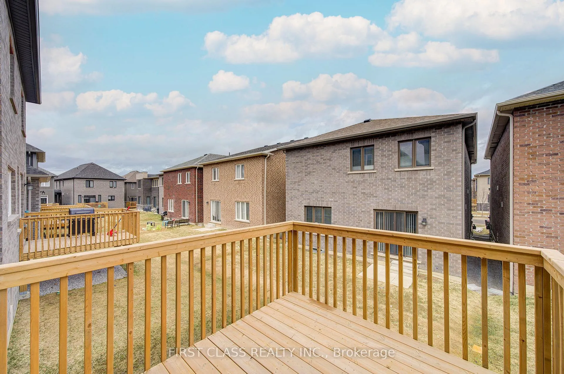 Photo 4 of 12 Barnyard Trail, Barrie, Rural Barrie Southeast — HOMEH