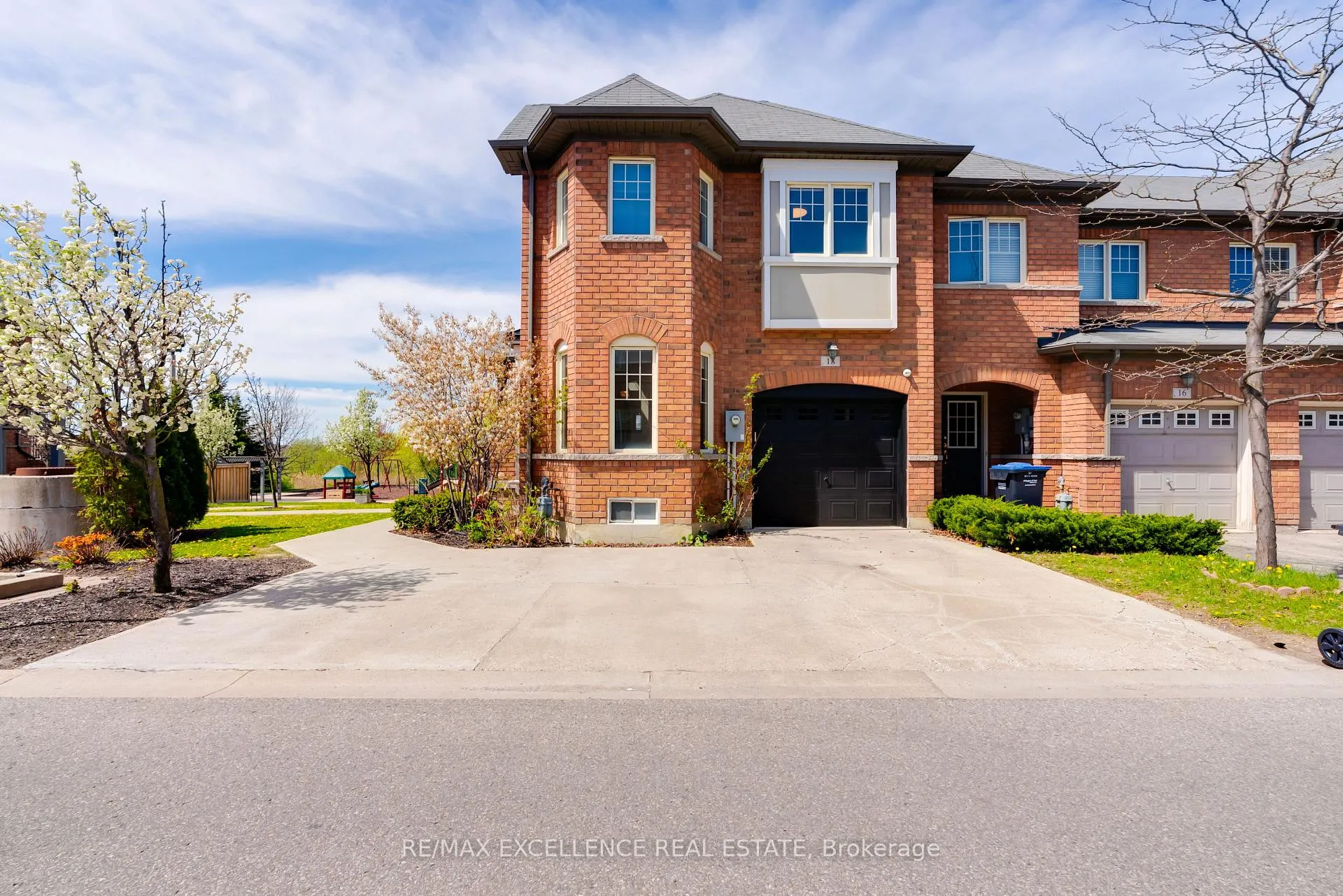 Photo 4 of 18 Davenhill Road, Brampton, Bram East — HOMEH