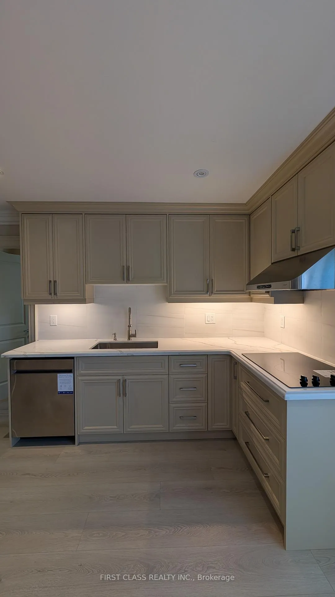 Photo 3 of Unit Main, 424 Roehampton Avenue, Toronto, Mount Pleasant East — HOMEH