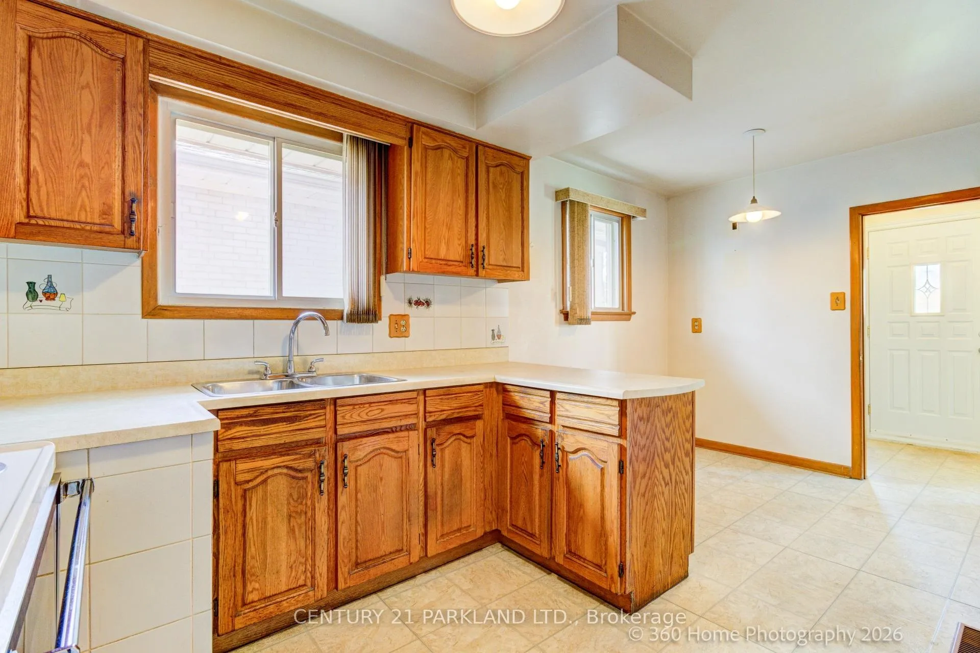 Photo 2 of 41 Brantwood Drive, Scarborough, Woburn — HOMEH