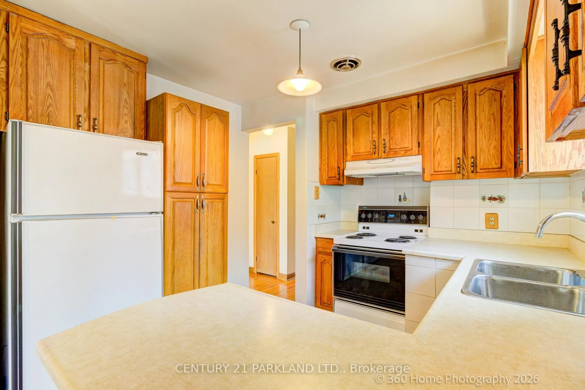 Photo 3 of 41 Brantwood Drive, Scarborough, Woburn — HOMEH