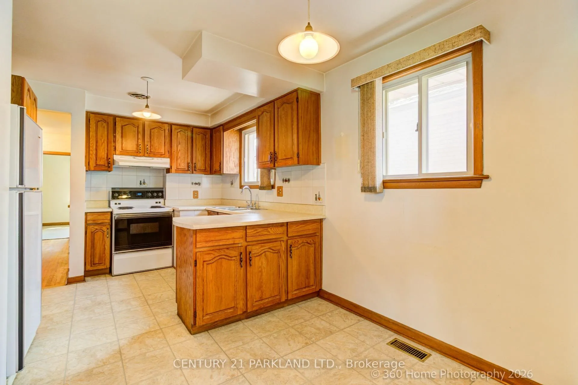 Photo 4 of 41 Brantwood Drive, Scarborough, Woburn — HOMEH