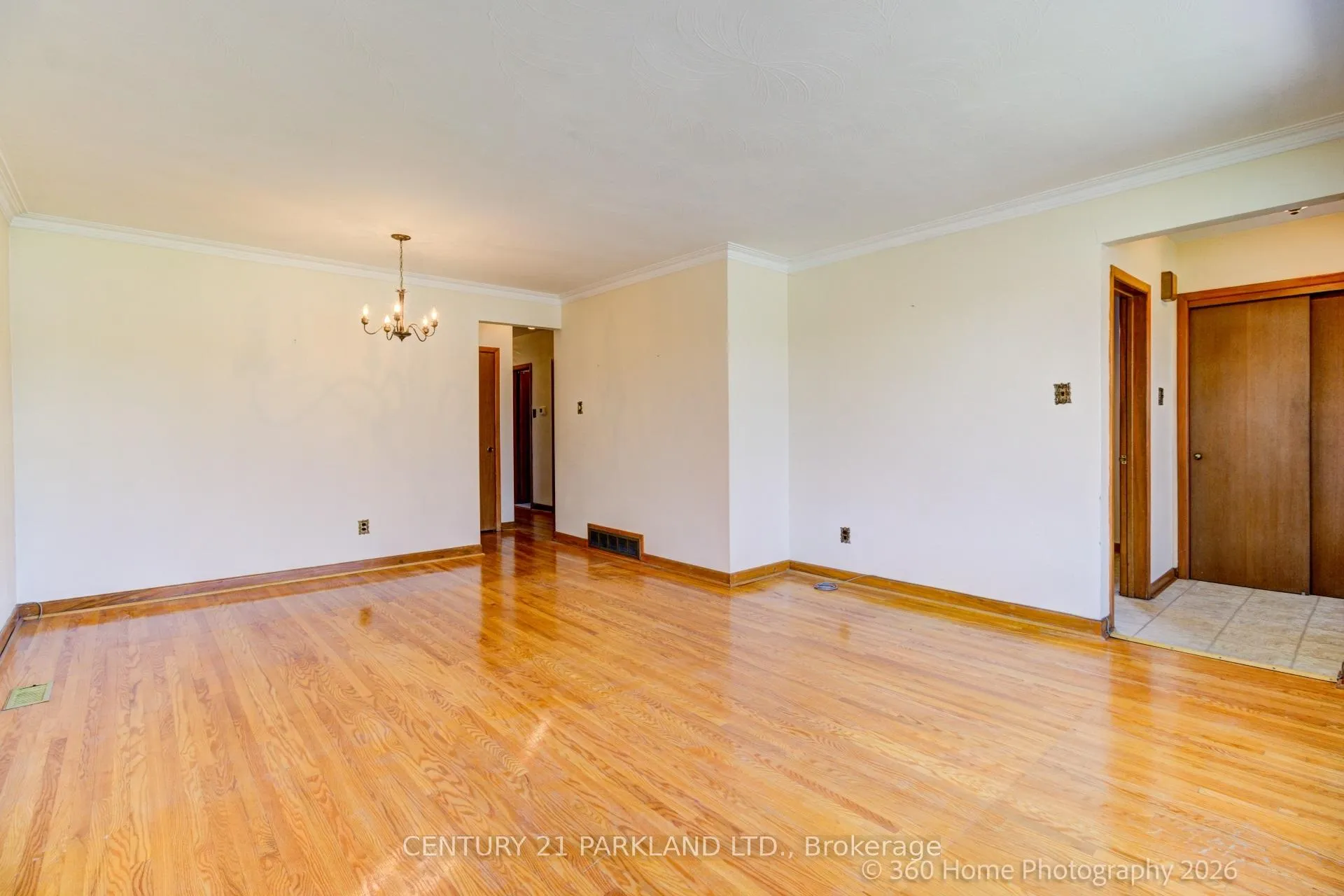 Photo 5 of 41 Brantwood Drive, Scarborough, Woburn — HOMEH