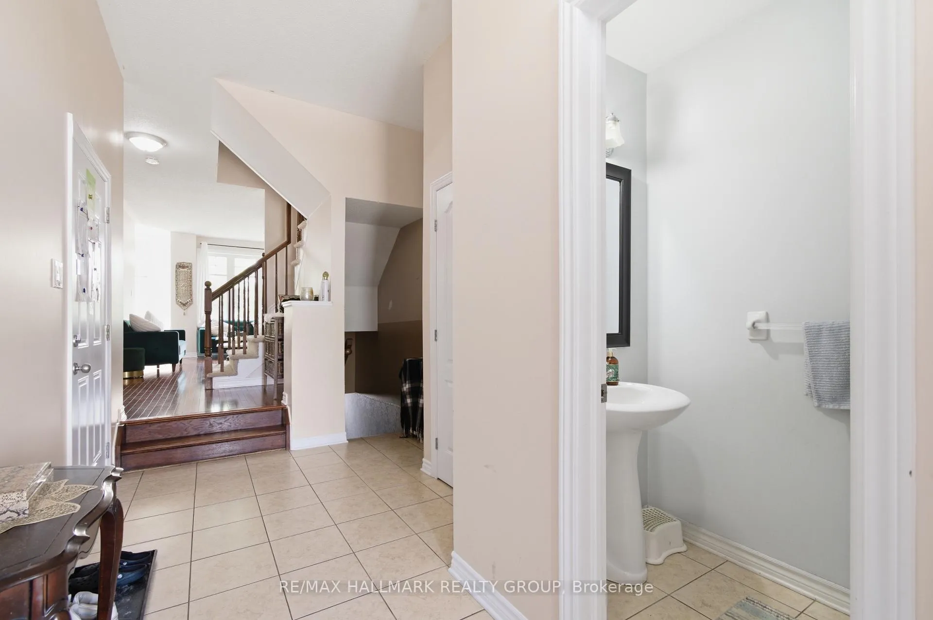 Photo 3 of 728 Cedar Creek Drive, Ottawa, Blossom Park/Kemp Park/Findlay Creek — HOMEH