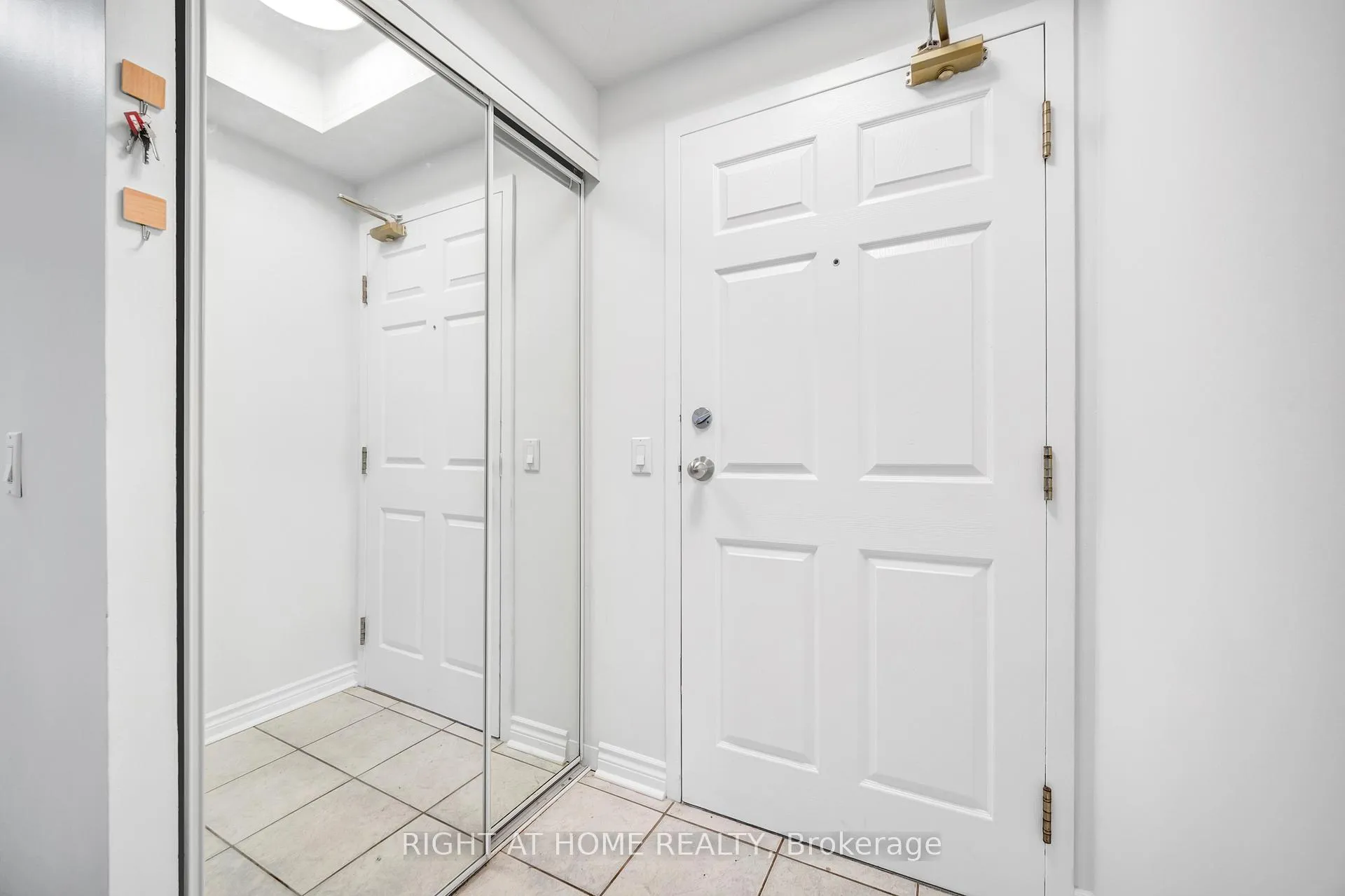Photo 8 of Unit 107A, 7398 Yonge Street, Vaughan, Crestwood-Springfarm-Yorkhill — HOMEH