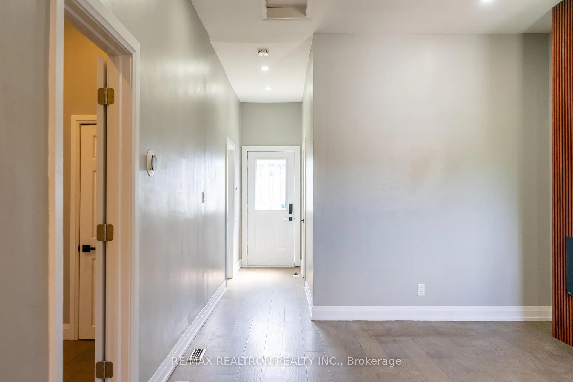 Photo 3 of 97 Emerald Street N, Hamilton, Landsdale — HOMEH