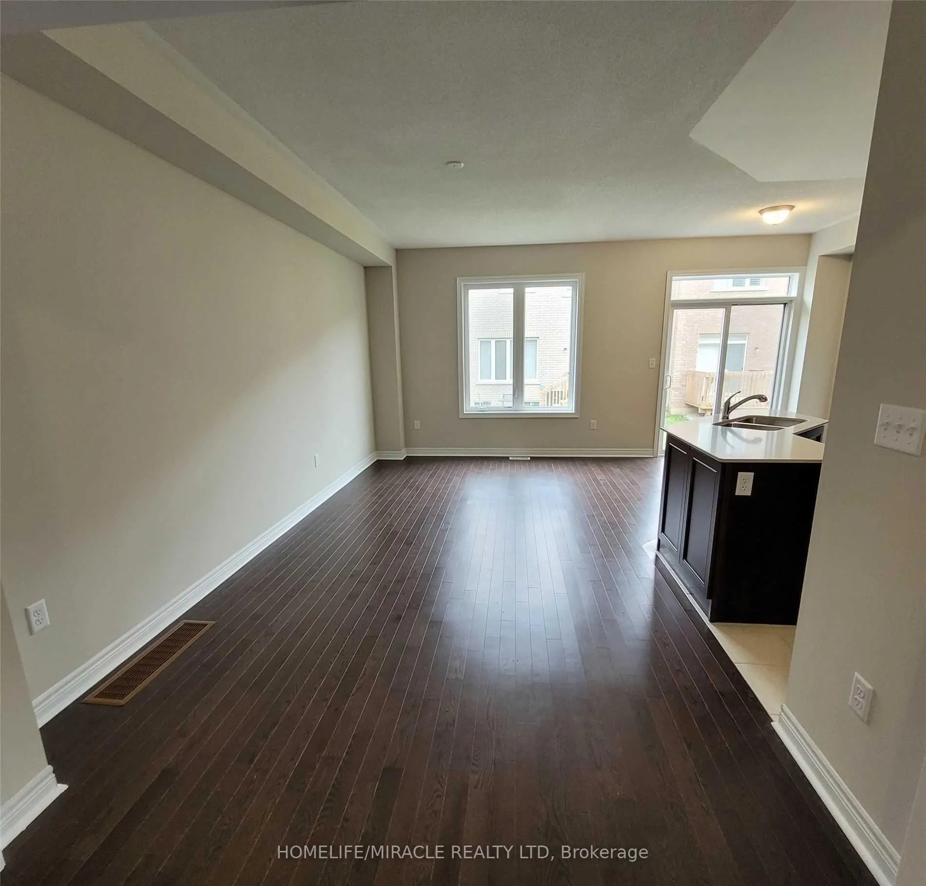 Photo 7 of 113 Finegan Circle, Brampton, Northwest Brampton — HOMEH