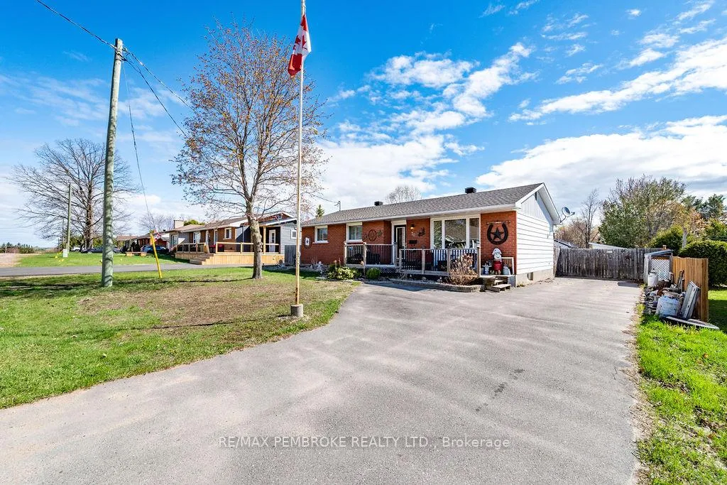 Photo 2 of 70 Selkirk Street, Petawawa — HOMEH