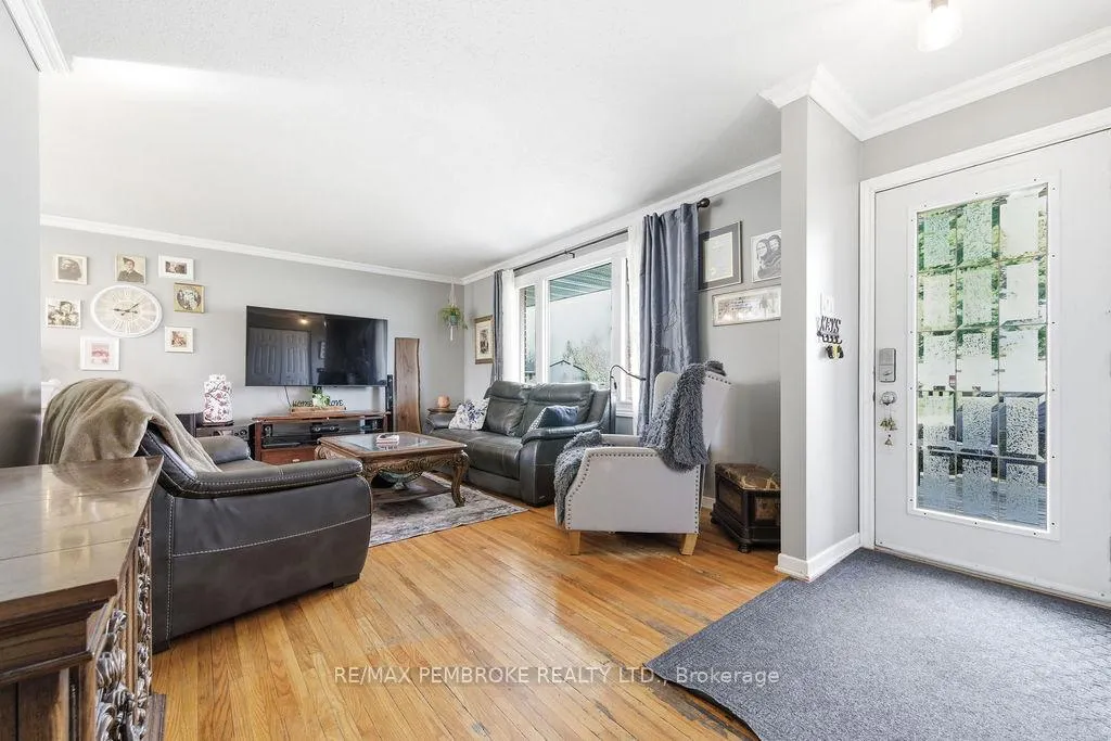 Photo 7 of 70 Selkirk Street, Petawawa — HOMEH