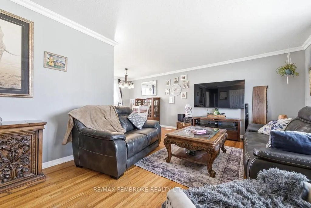 Photo 9 of 70 Selkirk Street, Petawawa — HOMEH