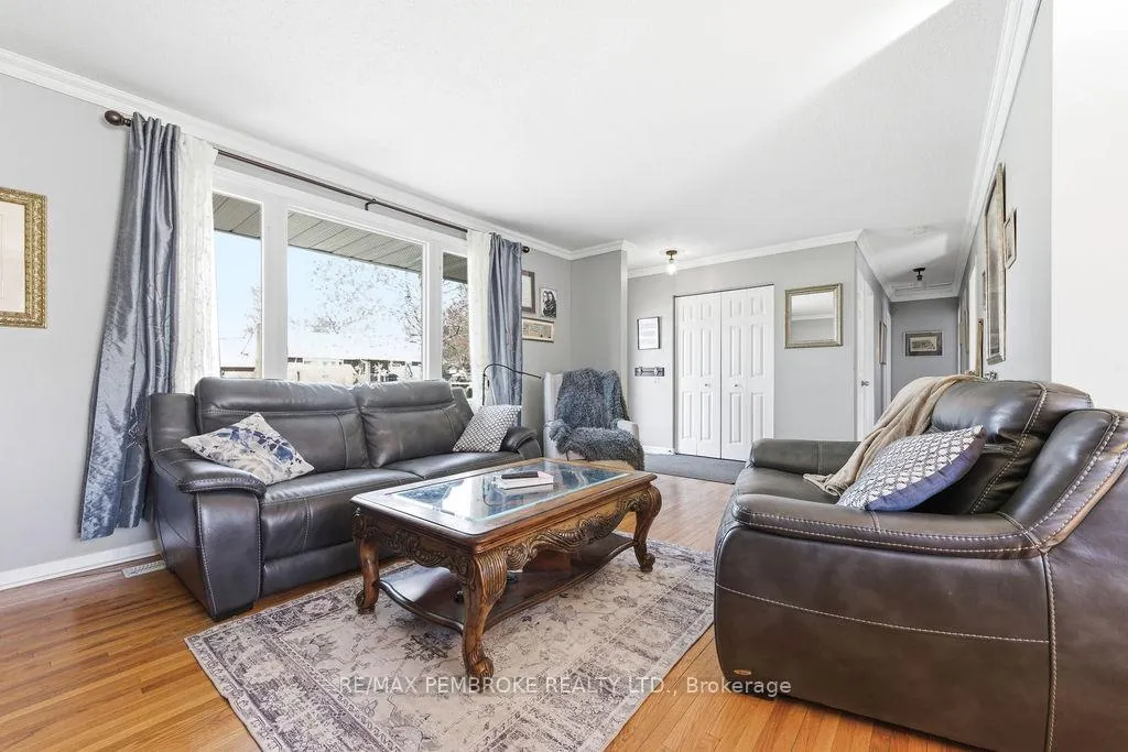 Photo 10 of 70 Selkirk Street, Petawawa — HOMEH