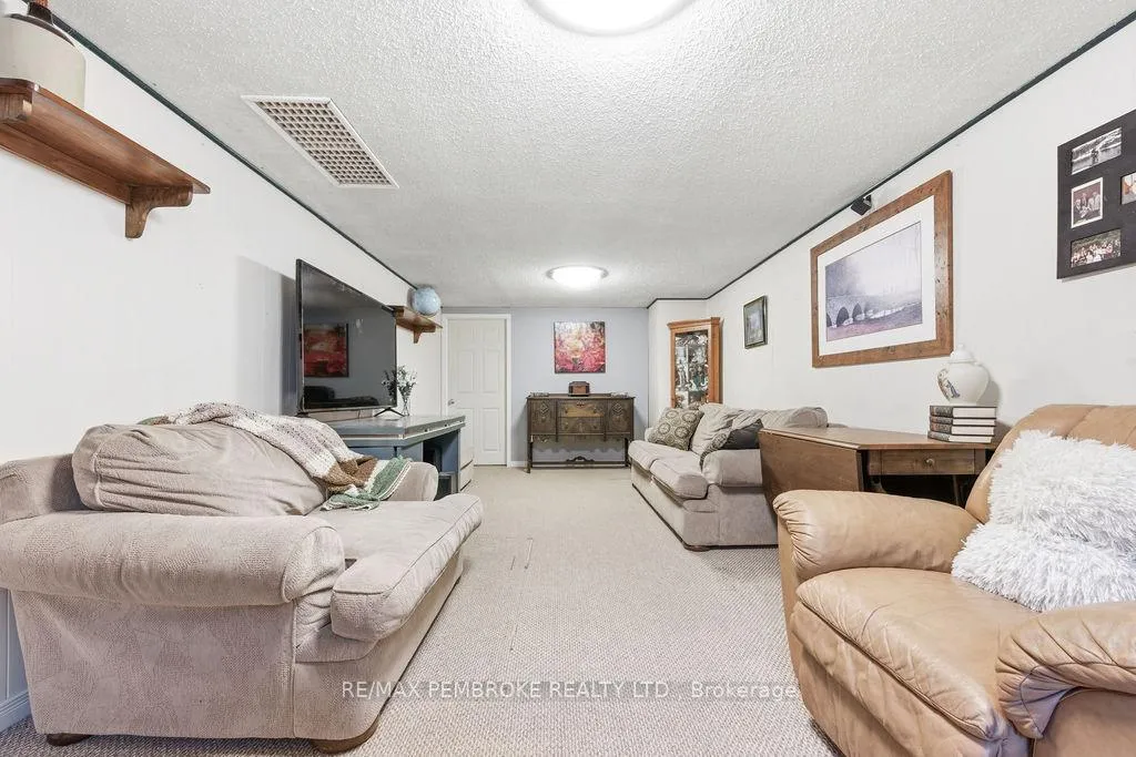 Photo 31 of 70 Selkirk Street, Petawawa — HOMEH