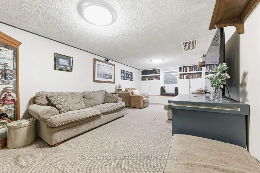 Photo 32 of 70 Selkirk Street, Petawawa — HOMEH