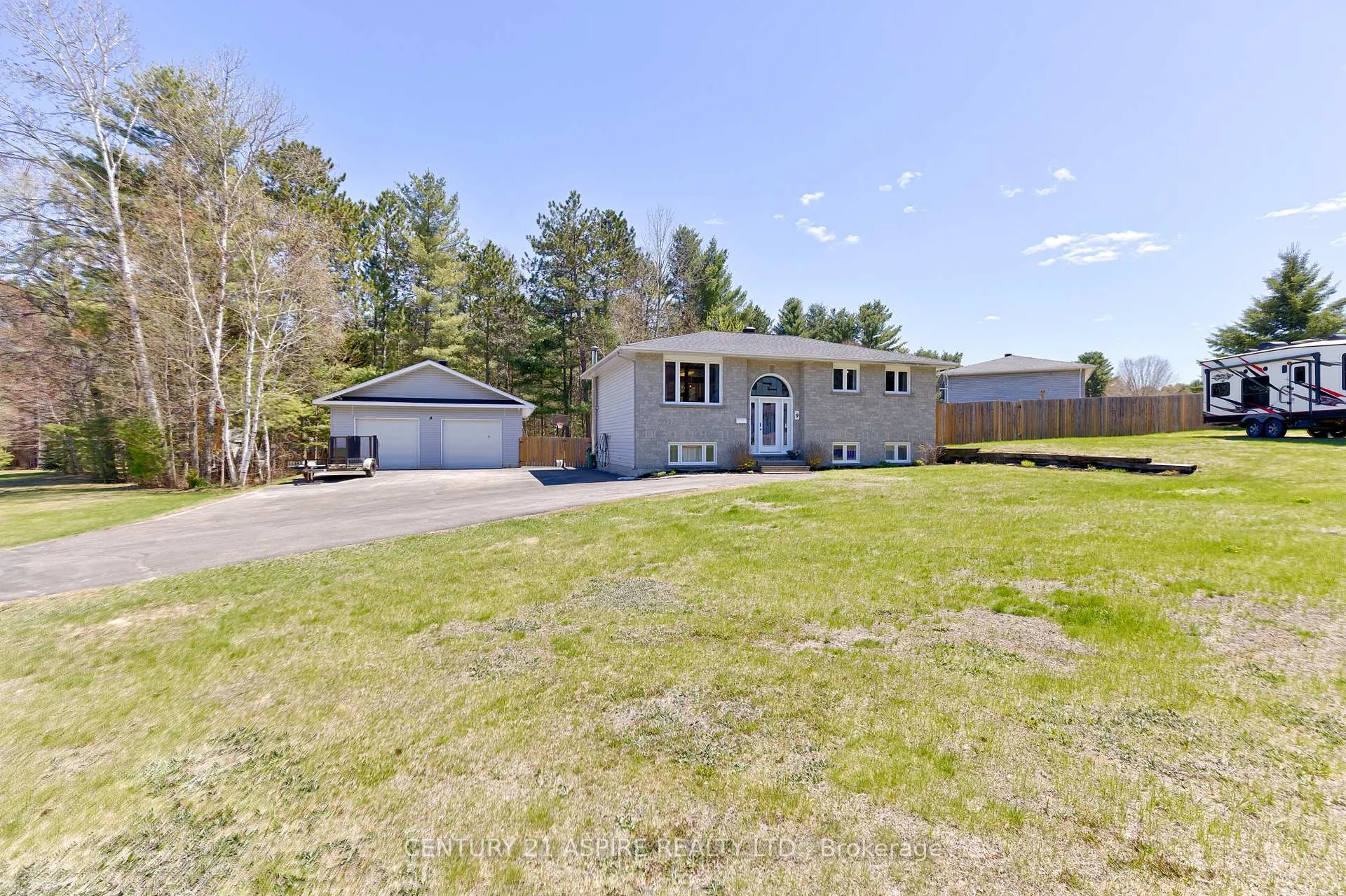 Photo 2 of 9 Jamie Crescent, Petawawa — HOMEH