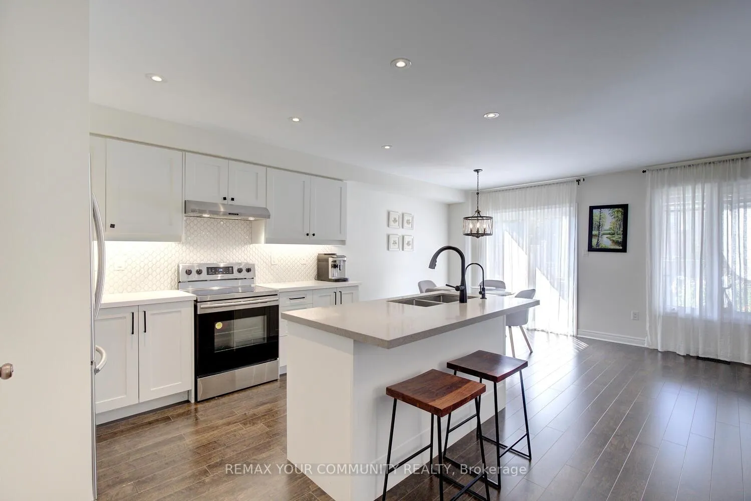 Photo 4 of 32 Black Maple Crescent, Vaughan, Patterson — HOMEH