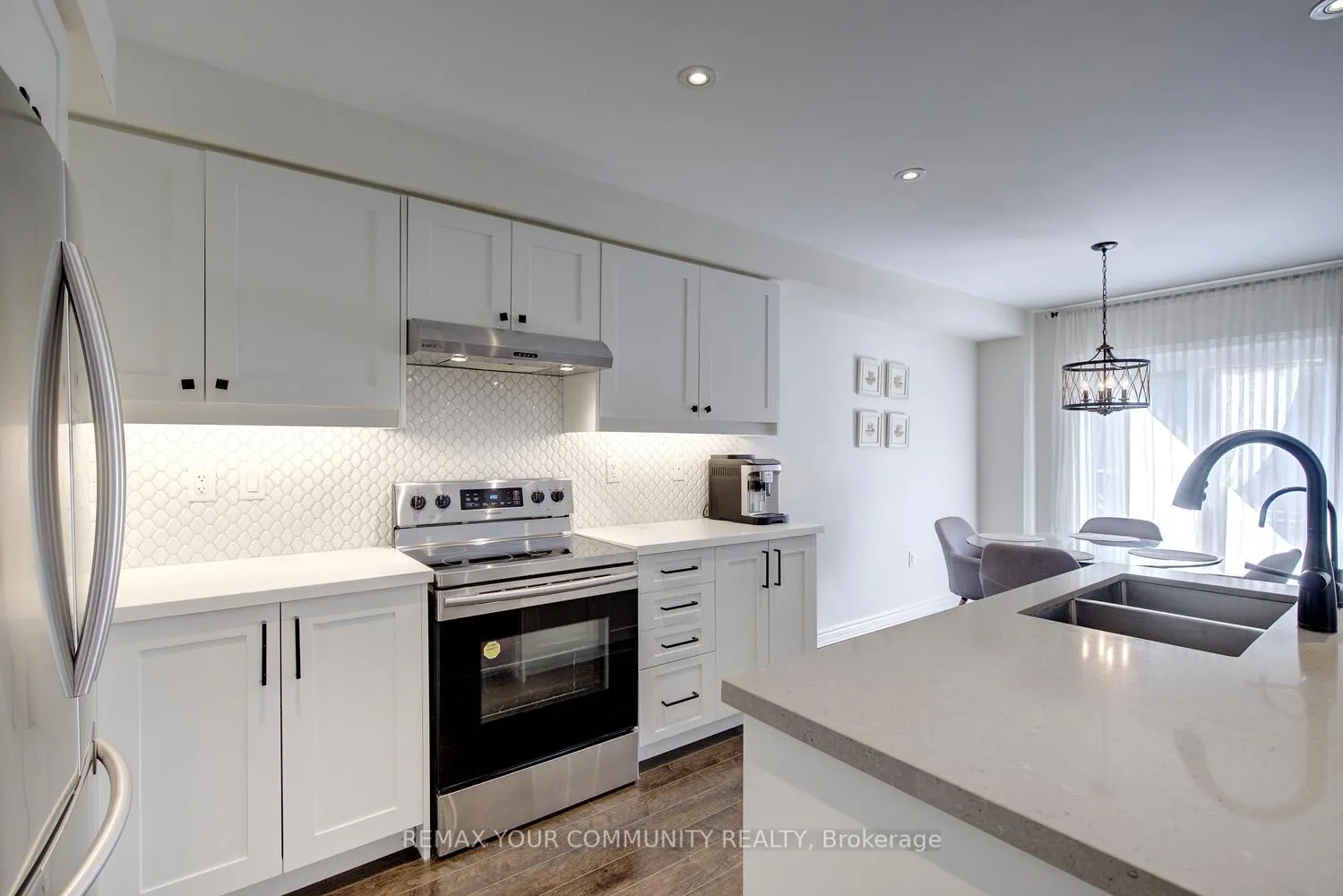 Photo 5 of 32 Black Maple Crescent, Vaughan, Patterson — HOMEH