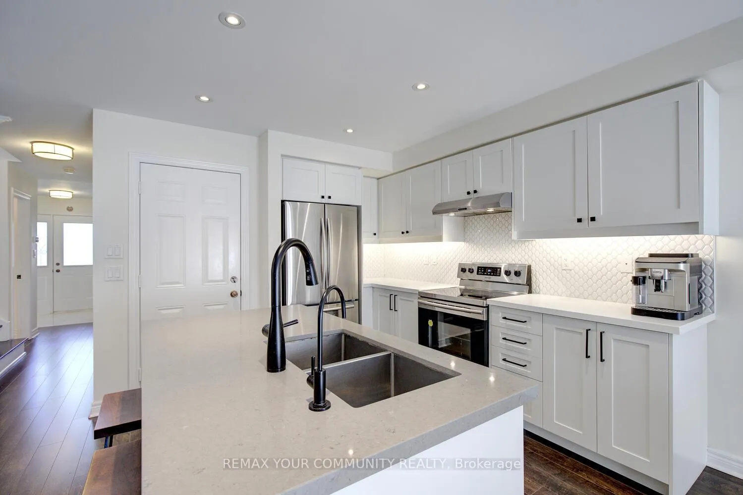 Photo 8 of 32 Black Maple Crescent, Vaughan, Patterson — HOMEH