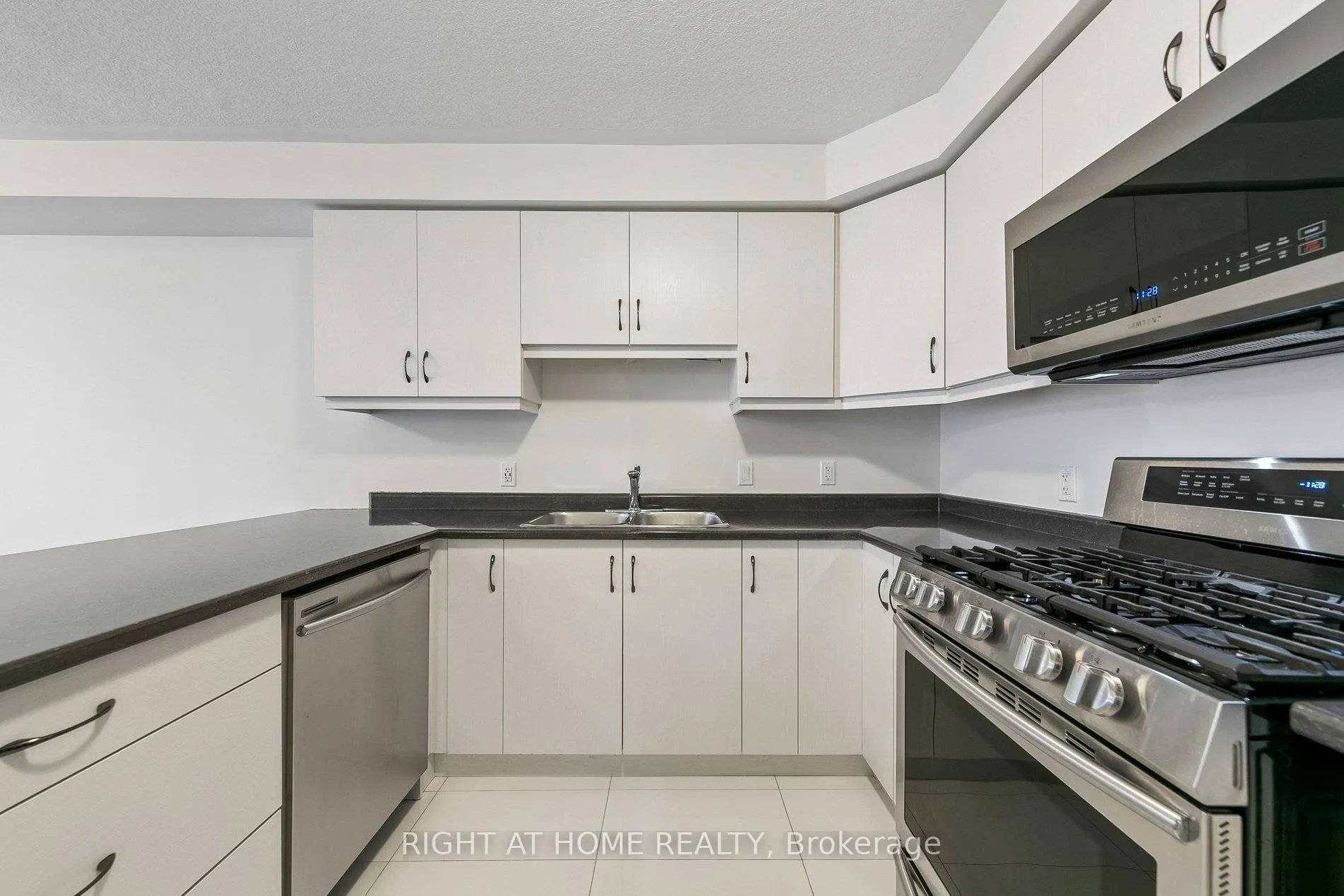 Photo 14 of 29 Bethune Avenue, Hamilton, Rural Glanbrook — HOMEH