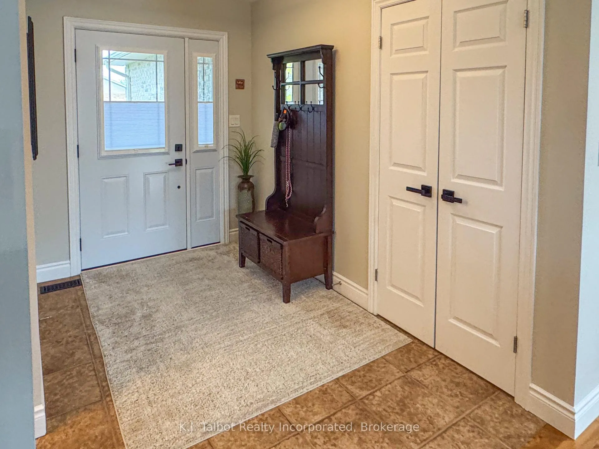Photo 3 of 11 Lee Crescent, Goderich, Goderich (Town) — HOMEH