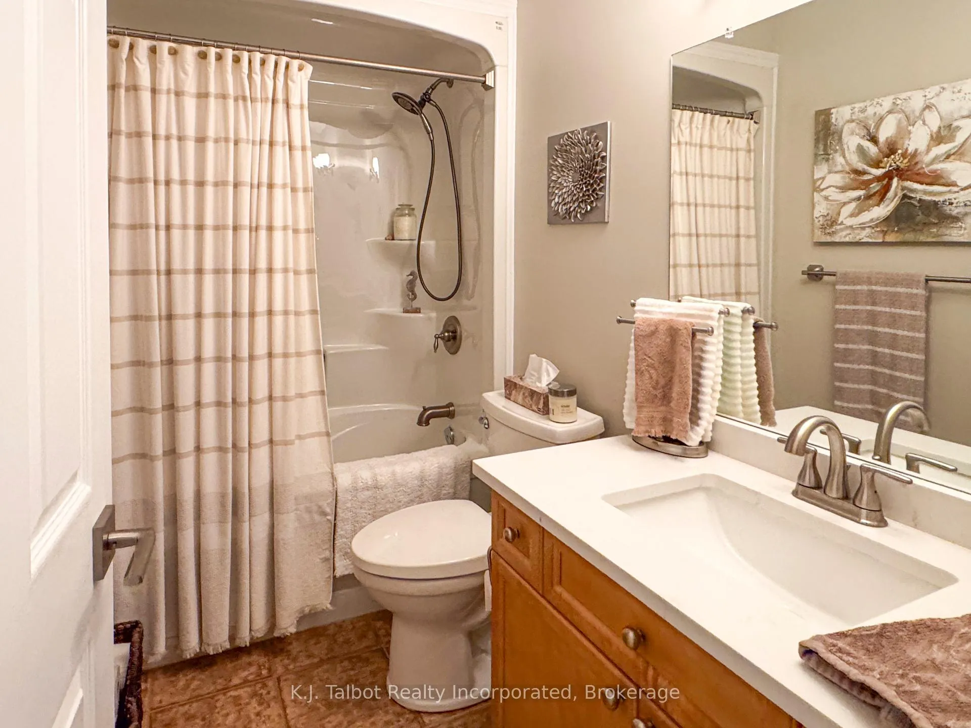Photo 16 of 11 Lee Crescent, Goderich, Goderich (Town) — HOMEH