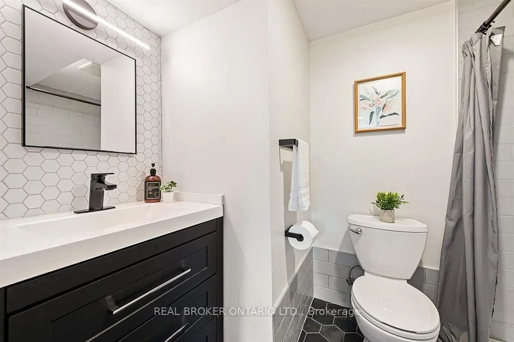 Photo 11 of Unit 2, 2061 Featherston Drive, Ottawa, Guildwood Estates - Urbandale Acres — HOMEH