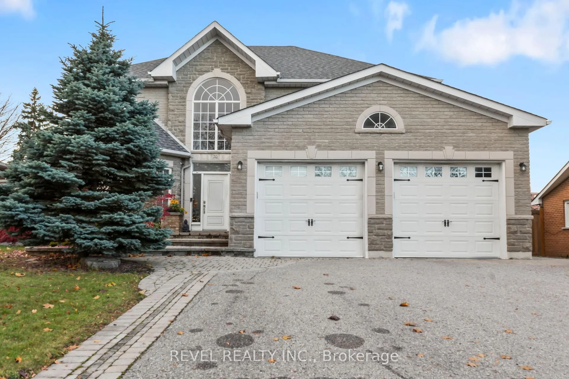 Photo 2 of 70 Applewood Crescent, Whitby, Blue Grass Meadows — HOMEH