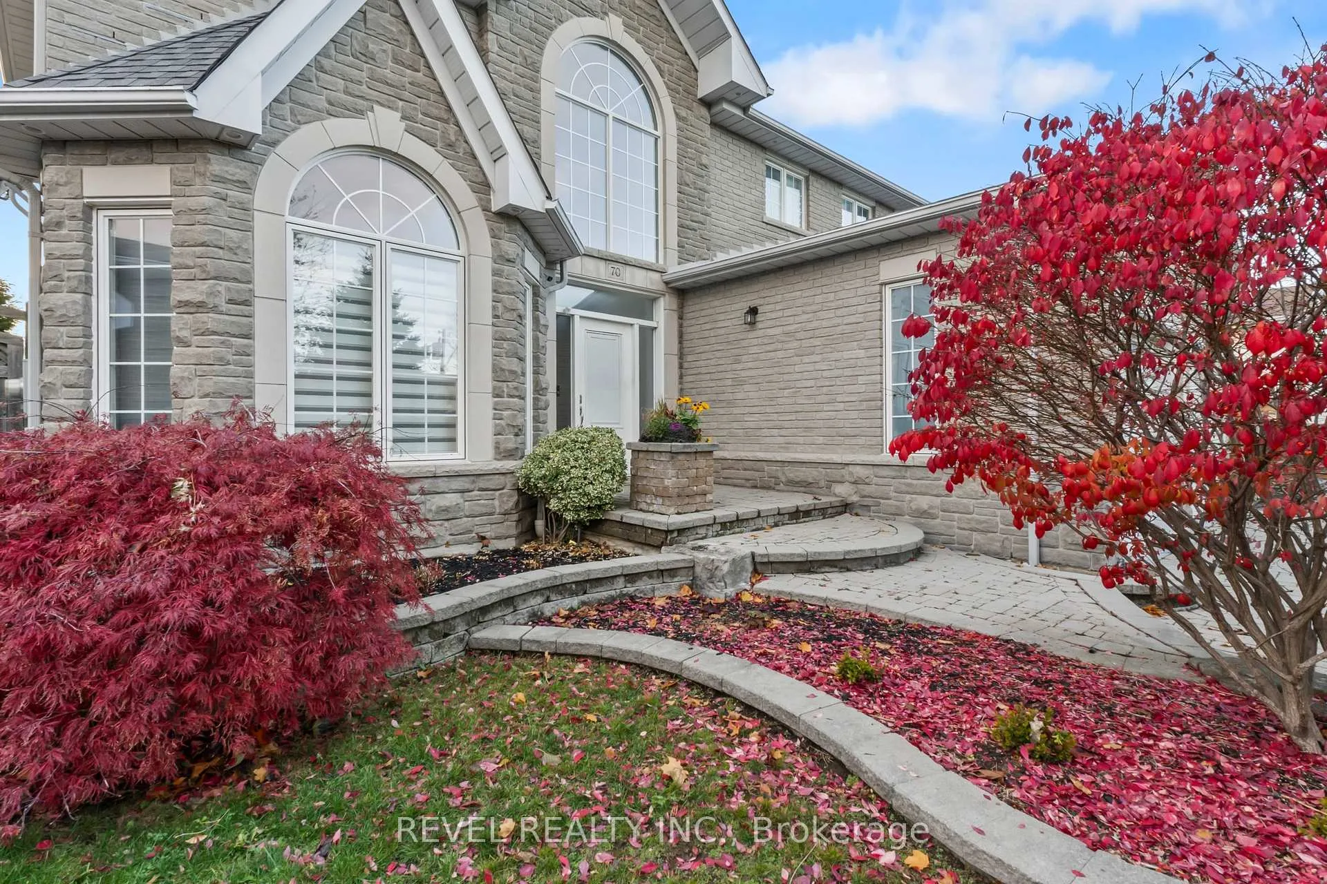 Photo 3 of 70 Applewood Crescent, Whitby, Blue Grass Meadows — HOMEH