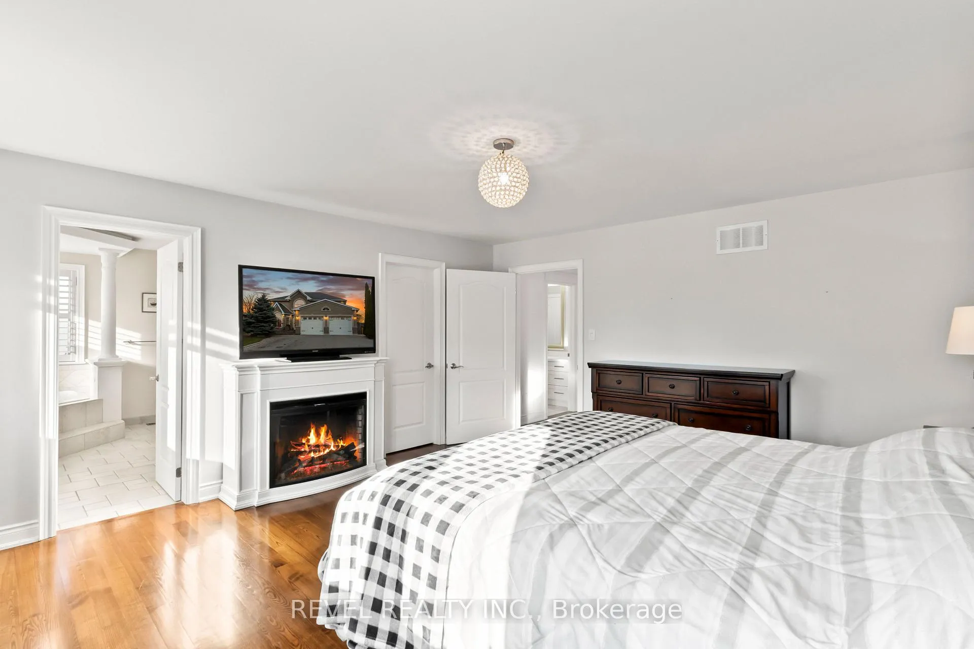 Photo 16 of 70 Applewood Crescent, Whitby, Blue Grass Meadows — HOMEH