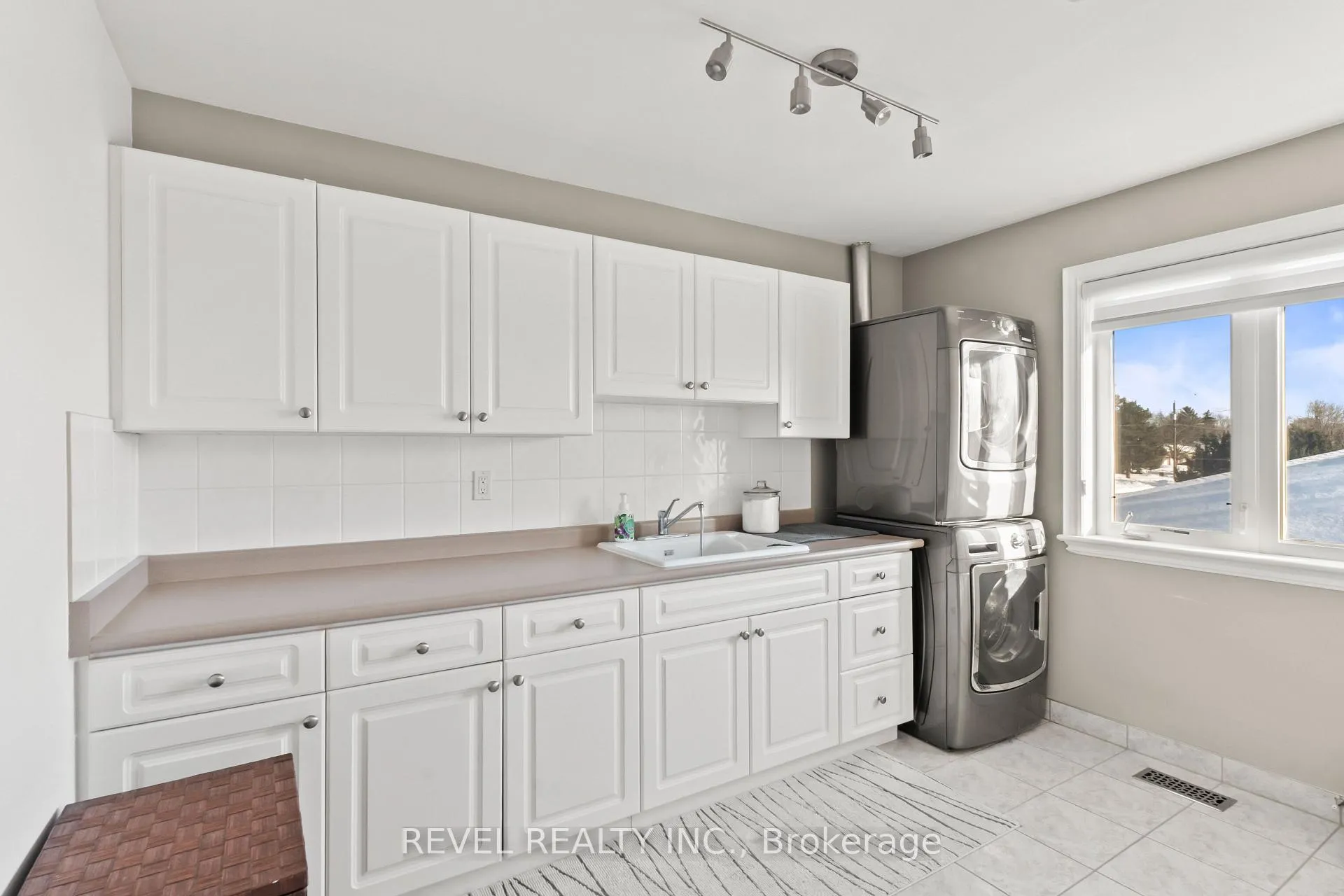 Photo 22 of 70 Applewood Crescent, Whitby, Blue Grass Meadows — HOMEH