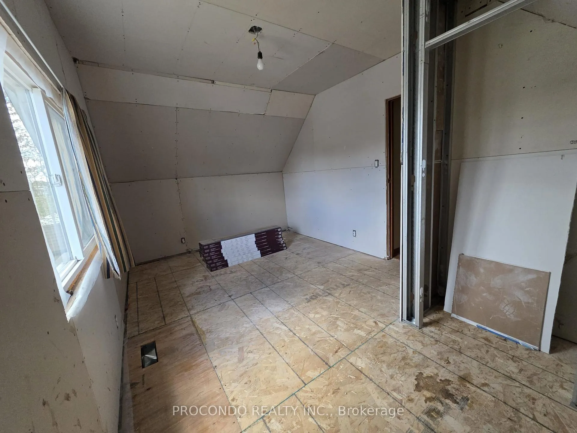 Photo 13 of 286 Harvie Avenue, Toronto, Caledonia-Fairbank — HOMEH