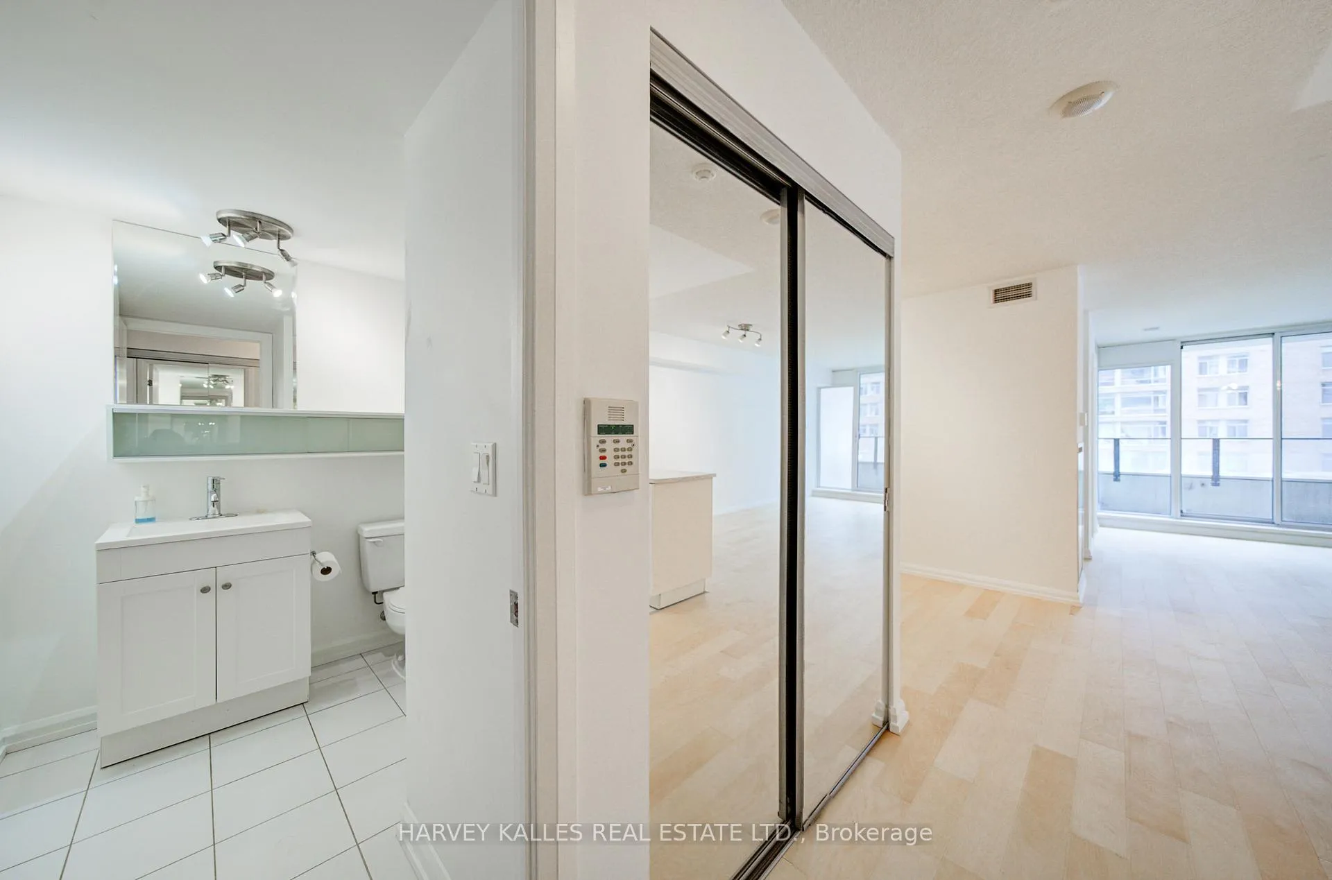 Photo 10 of Unit 717, 111 Elizabeth Street, Toronto, Bay Street Corridor — HOMEH