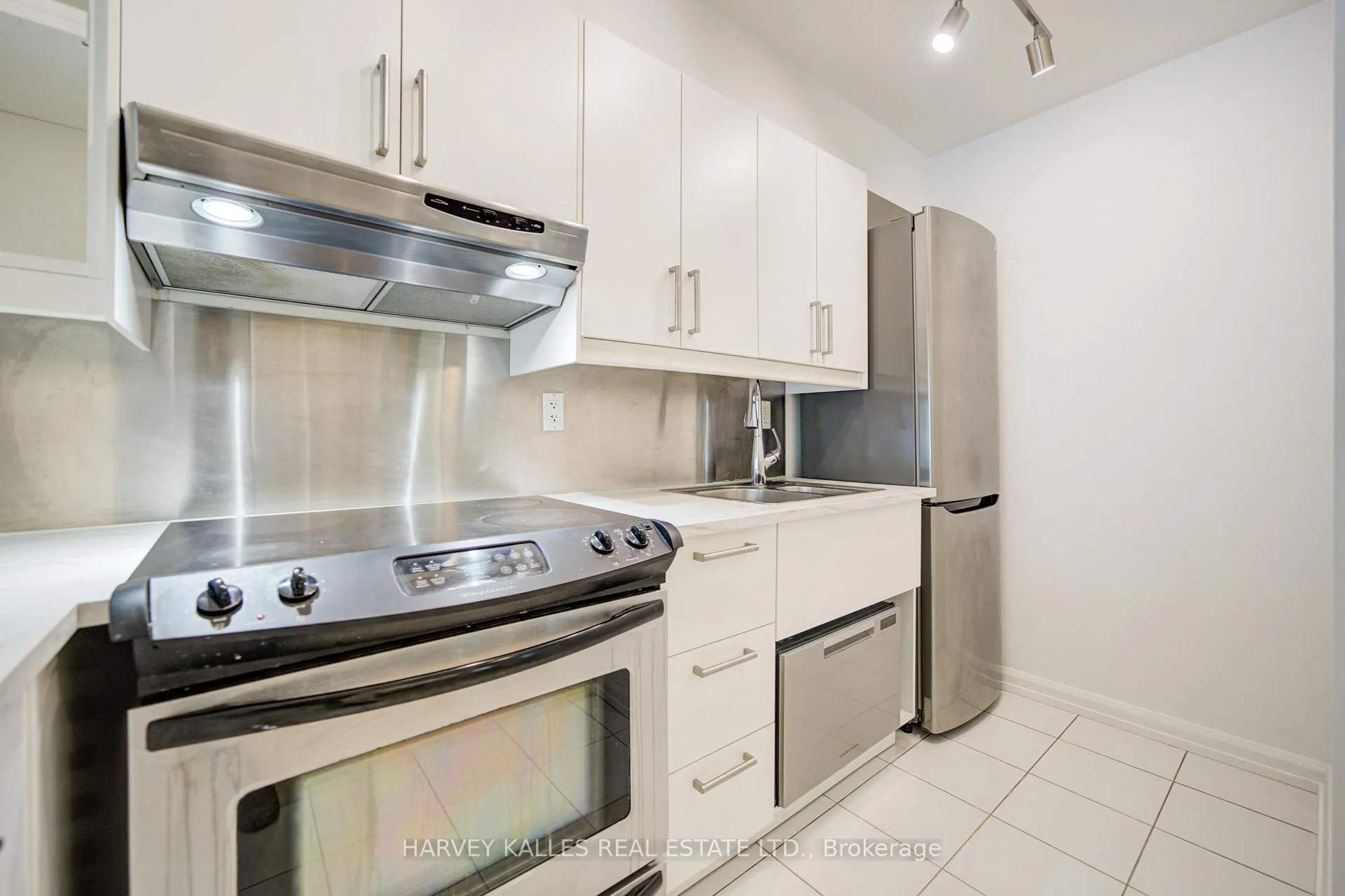 Photo 13 of Unit 717, 111 Elizabeth Street, Toronto, Bay Street Corridor — HOMEH