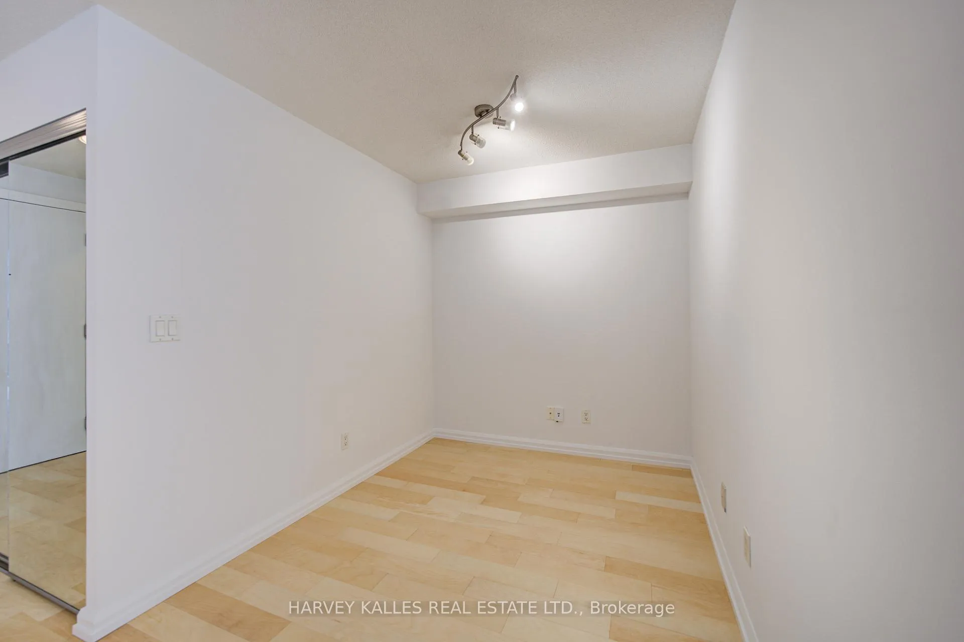 Photo 22 of Unit 717, 111 Elizabeth Street, Toronto, Bay Street Corridor — HOMEH