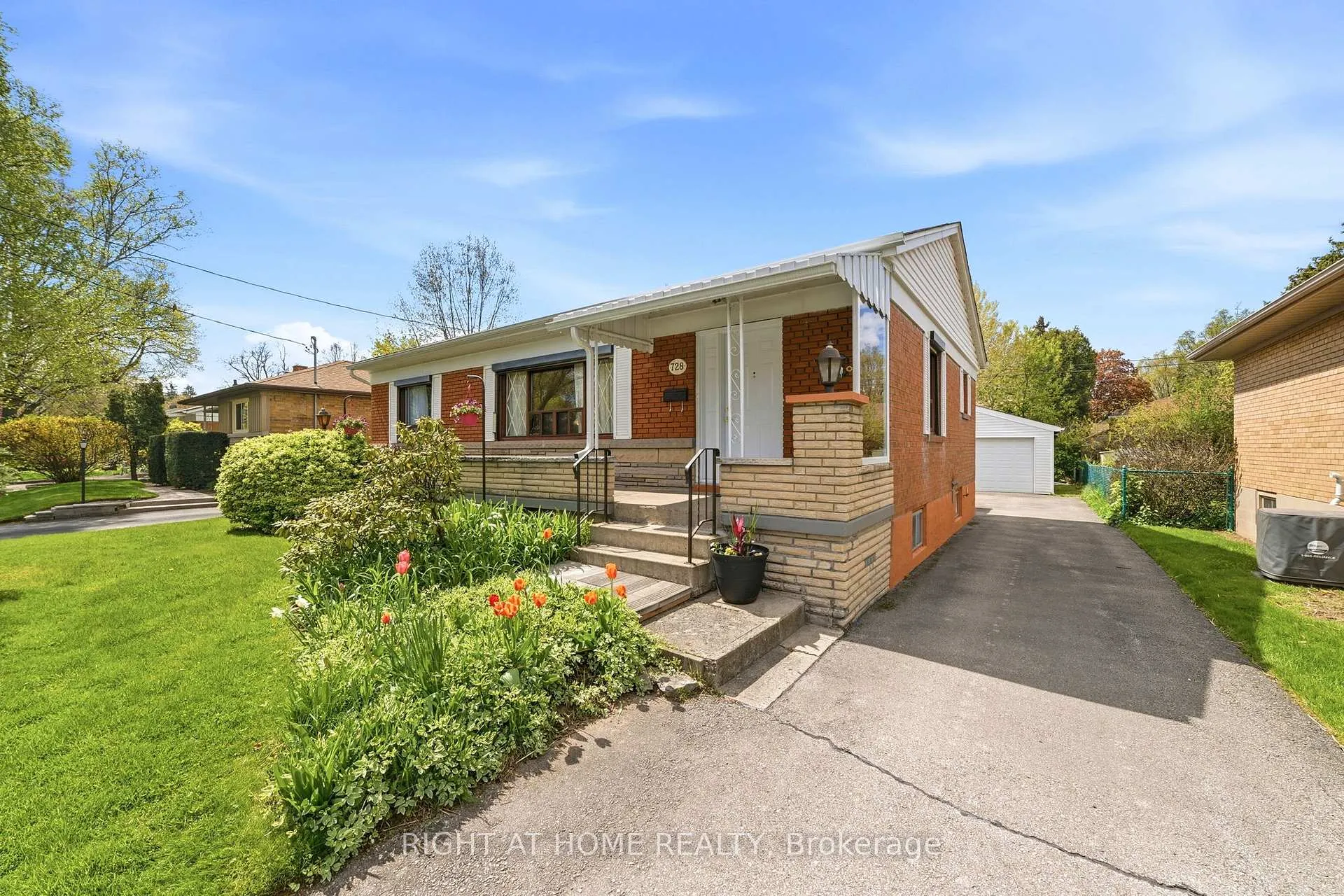 Photo 2 of 728 Ashley Avenue, Burlington, Brant — HOMEH