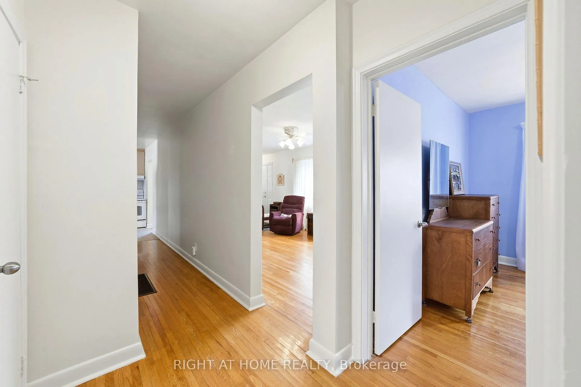 Photo 4 of 728 Ashley Avenue, Burlington, Brant — HOMEH