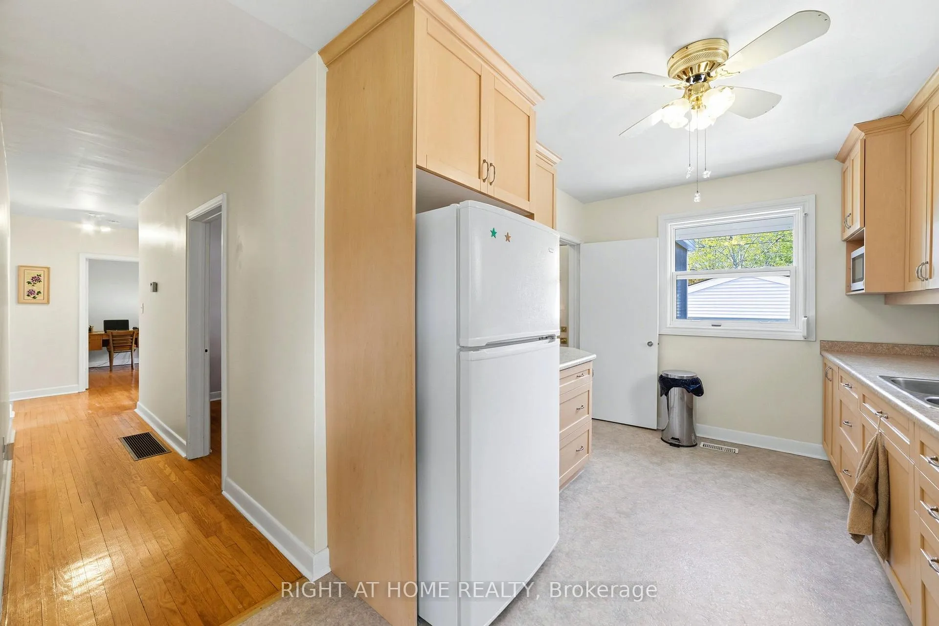 Photo 8 of 728 Ashley Avenue, Burlington, Brant — HOMEH