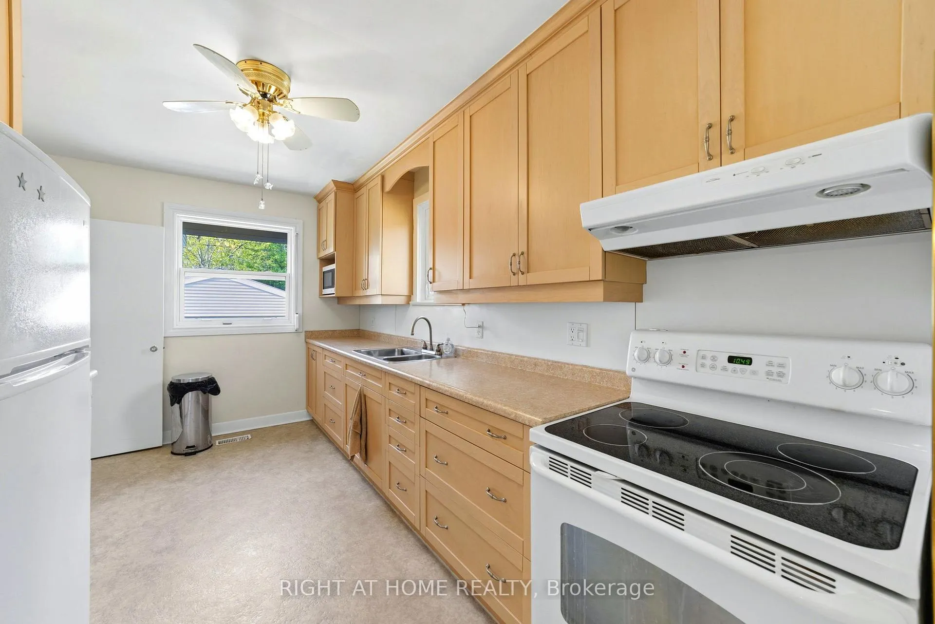 Photo 9 of 728 Ashley Avenue, Burlington, Brant — HOMEH