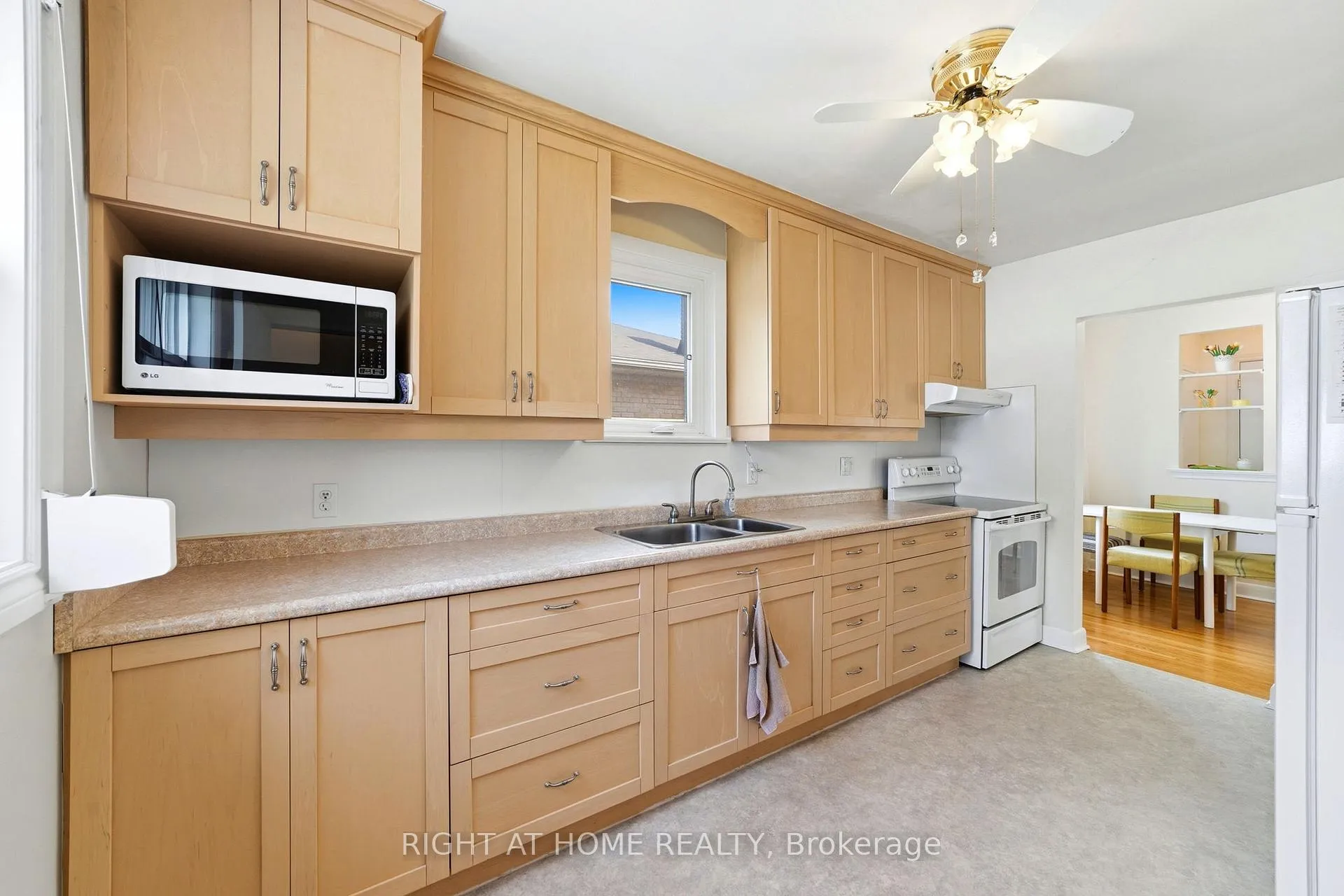 Photo 10 of 728 Ashley Avenue, Burlington, Brant — HOMEH