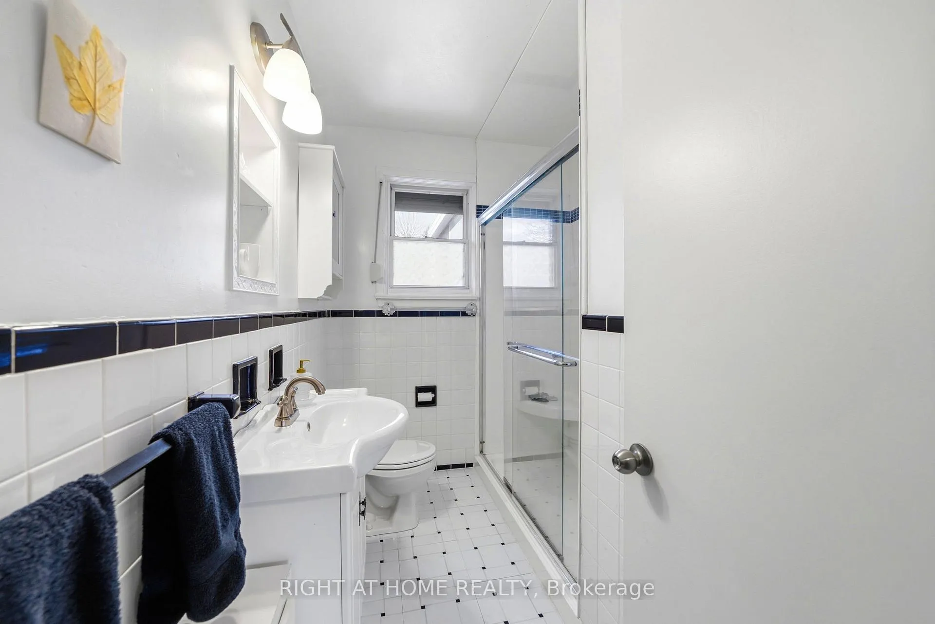 Photo 13 of 728 Ashley Avenue, Burlington, Brant — HOMEH