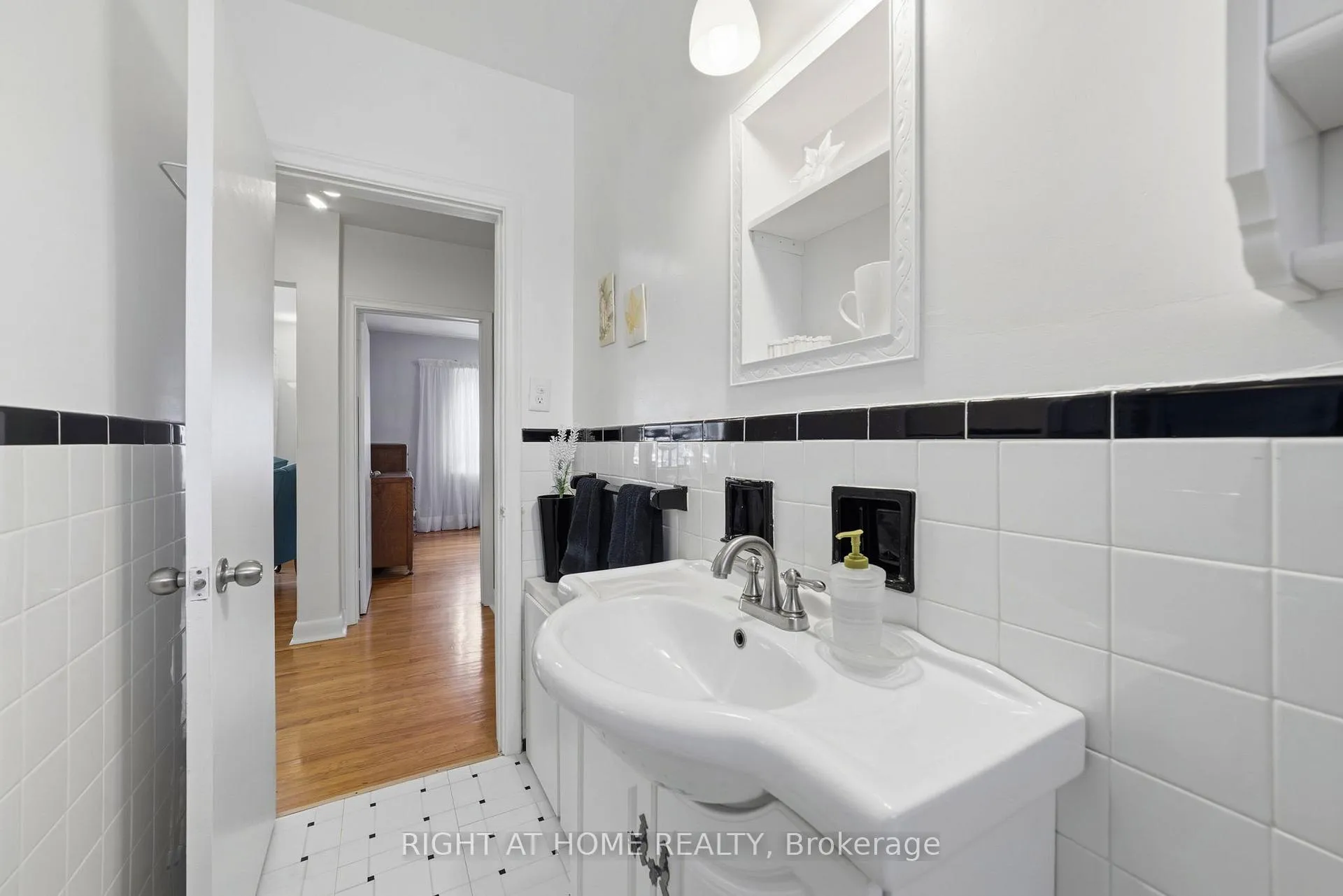 Photo 14 of 728 Ashley Avenue, Burlington, Brant — HOMEH