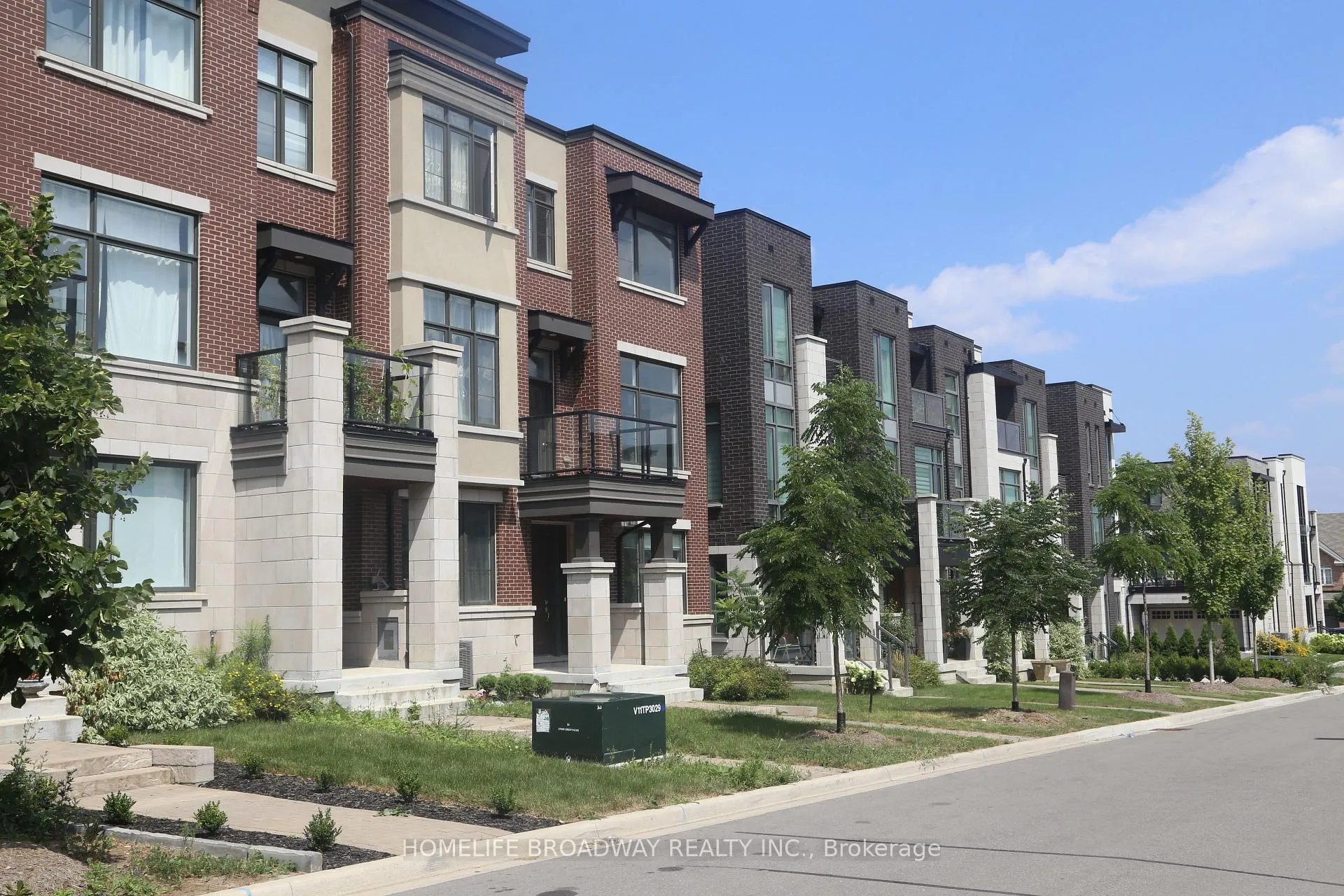 Photo 2 of 101 Carrville Woods Circle, Vaughan, Patterson — HOMEH