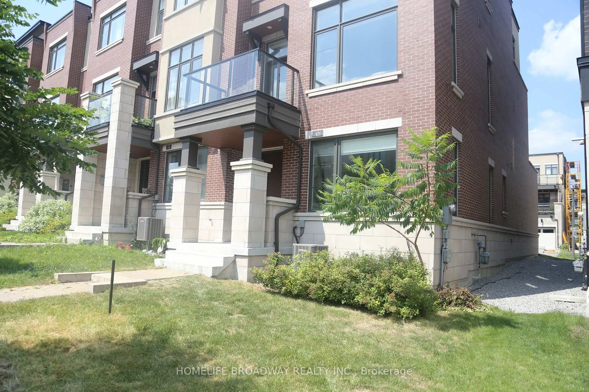 Photo 3 of 101 Carrville Woods Circle, Vaughan, Patterson — HOMEH
